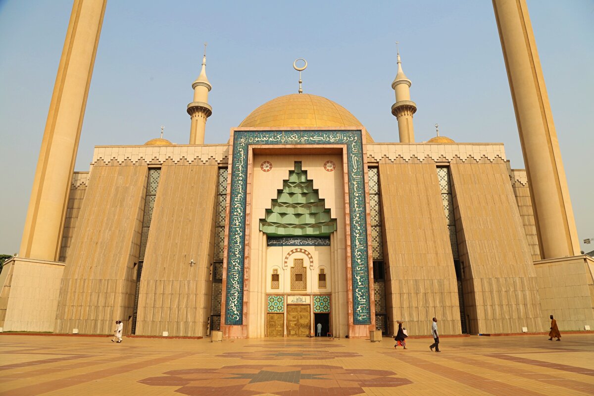 Nijerya’nın etnik ve dinî çeşitliliği dikkate alındığında Abuja Ulusal Camii ülkede birlik ve İslâm'ın sembolü olarak görülürken, mimarî yapısıyla da ziyaretçilerin ilgi odağı oluyor.