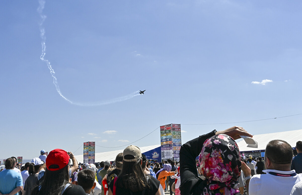 Çevre Şehircilik ve İklim Değişikliği Bakanlığınca hazırlanan iklim tüneli simülasyonu da TEKNOFEST alanında vatandaşların uğrak yerlerinden oldu. Tünelde iklimin doğaya etkisi ile iklim değişimiyle yaşanabilecek küresel ısınmanın etkisine dair senaryolar aktarılıyor.<br><br>Tünel, insanların ekoloji ve küresel ısınmanın dünyaya olan etkileri konusunda bilinç kazanmalarını sağlıyor.