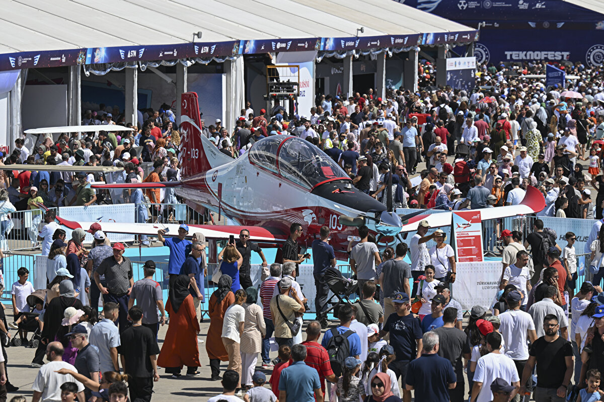 30 Ağustos Zafer Bayramı coşkusunun da yaşandığı festivalde paraşüt eğitimi amacıyla kullanılan uçuş simülasyonu ilgi görüyor.<br><br>