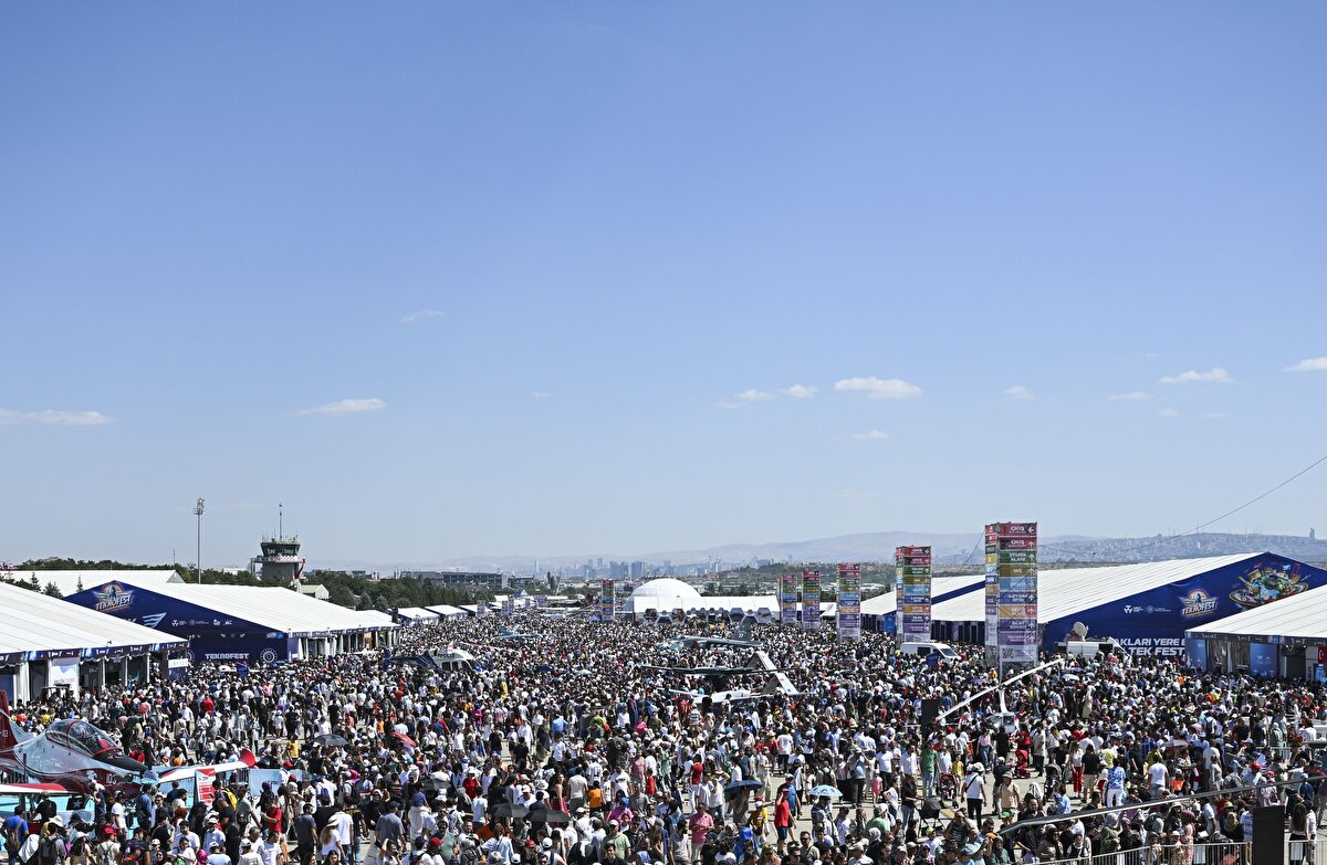 Havacılık, Uzay ve Teknoloji Festivali TEKNOFEST, Cumhuriyet'in 100. yılında Ankara'da teknoloji ve bilim meraklılarına kapılarını açtı.<br><br>İlk kez 2018 yılında gerçekleştirilen TEKNOFEST'in bu yıl toplamda 8'incisi düzenleniyor.<br><br>Festival, Türkiye Teknoloji Takımı Vakfı (T3) ile Sanayi ve Teknoloji Bakanlığı'nın öncülüğünde, bakanlıkların, kamu ve özel sektör kuruluşlarının, akademik kurumların ve medya şirketlerinin de aralarında bulunduğu 125 kurumla gerçekleşiyor.