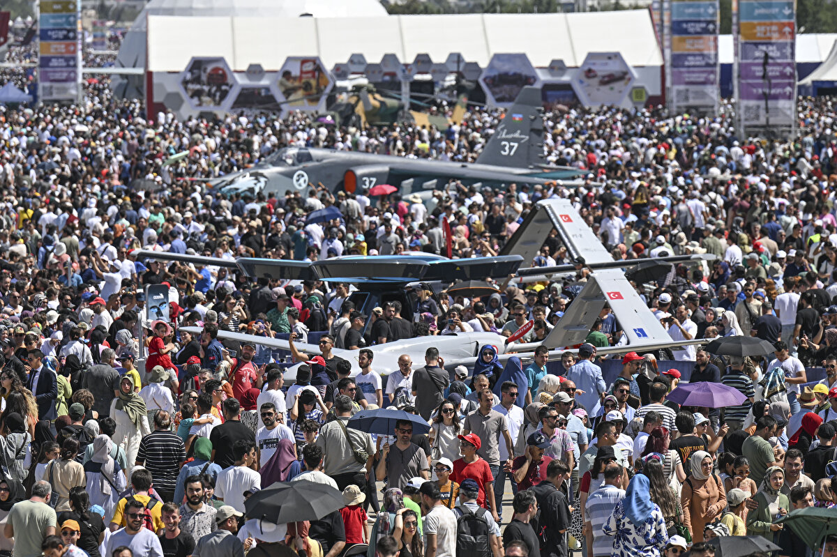 Dikey rüzgar tünelinde insanlara yerdeyken uçuş deneyiminin nasıl aktarılabileceğinin eğitimi veriliyor, ziyaretçilere genellikle saatte 200 kilometre hızla rüzgarda uçuş deneyimi yaşatılıyor.<br><br>Simülasyon hakkında bilgi veren yetkililer, dikey rüzgar tünelinin yüzde 100 yerli ve milli imkanlarla üretildiğini ifade ederek günlük olarak yaklaşık 80 kişiye hizmet verebileceklerini anlattılar.