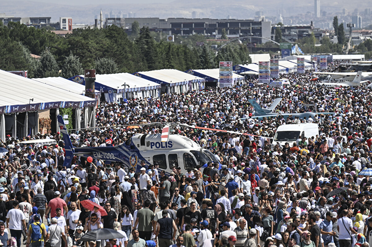 Jandarma Genel Komutanlığı tarafından TEKNOFEST için emniyet kemeri simülasyonu da hazırlandı.<br><br>Saatte yaklaşık 8-10 kilometre hızla giden bir aracın takla atma sırasında yaşananların aktarıldığı simülasyonla emniyet kemeri takmaları konusunda vatandaşların bilinçlendirilmeleri amaçlanıyor.