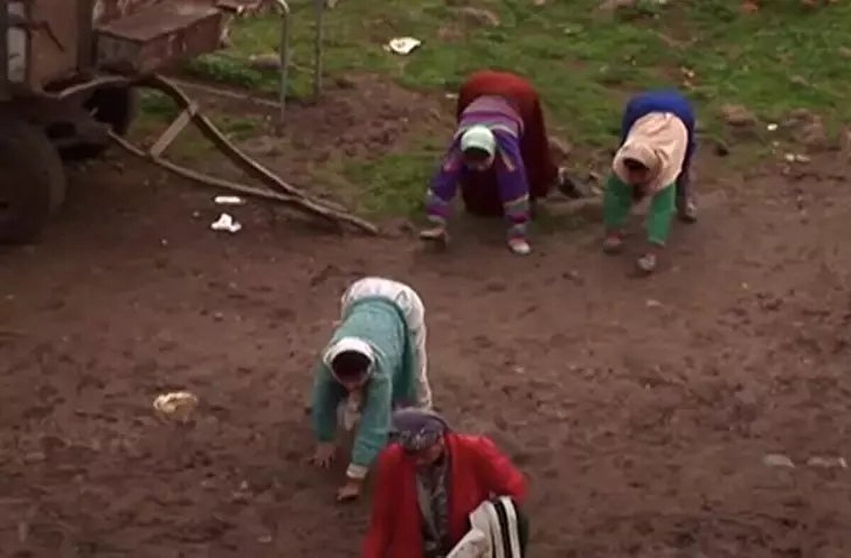 Buna göre çocukların gelişiminde aile tutumu üzerinde duruluyor. Aile ilk fark edildiğinde kendileri için görevlendirilen fizyoterapist iki ayak üzerinde yürüme yönünde çalışmalar yaptı.<br><br>