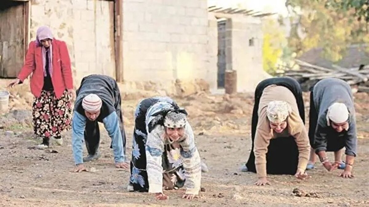 Elleri ve ayakları üzerinde yürüyen Ulaş ailesi Birleşik Krallık'taki London School of Economics'ten evrimsel psikolog Nicholas Humphrey'ın araştırmasına konu oldu. Ailenin sırrını çözmeye odaklanan bilim insanı, bu özelliğin daha önce modern insanlarda görülmediğini açıkladı. Birçok teori üzerinde duran araştırmacılar sırrı açığa çıkarıyor…<br><br>