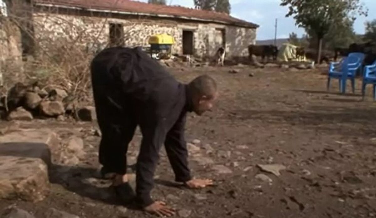 Ulaş ailesini ilk olarak gündeme getiren Çukurova Üniversitesi Öğretim Üyesi ve Türkiye Bilimler Akademisi üyesi Prof. Dr. Üner Tan oldu.<br><br>Tan üç belirti üzerinde duruyordu: