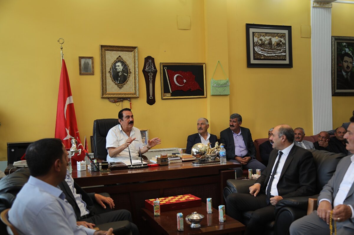 Yapılan görüşmelerde alınan ortak kararlarla, düğünlerde miktarın ilan edilmesi için masaya kurulan 'Açık mendil' geleneğine son verildiği, yerine ise 'Kapalı zarf' usulüne geçildiği belirtildi. Aynı şekilde düğün sahibi için büyük maddi sıkıntıya neden olan gelinin köyden ya da ilçeden alınarak gelinlik ve kuaför için kente götürülmesi usulünün de kaldırılarak yerine gelenek ve göreneklere göre hazırlık yapılmasına karar verildi. Aşiret mensupları, 3 gün yemekli yapılan taziyeleri de 2 güne düşürdü. <br>