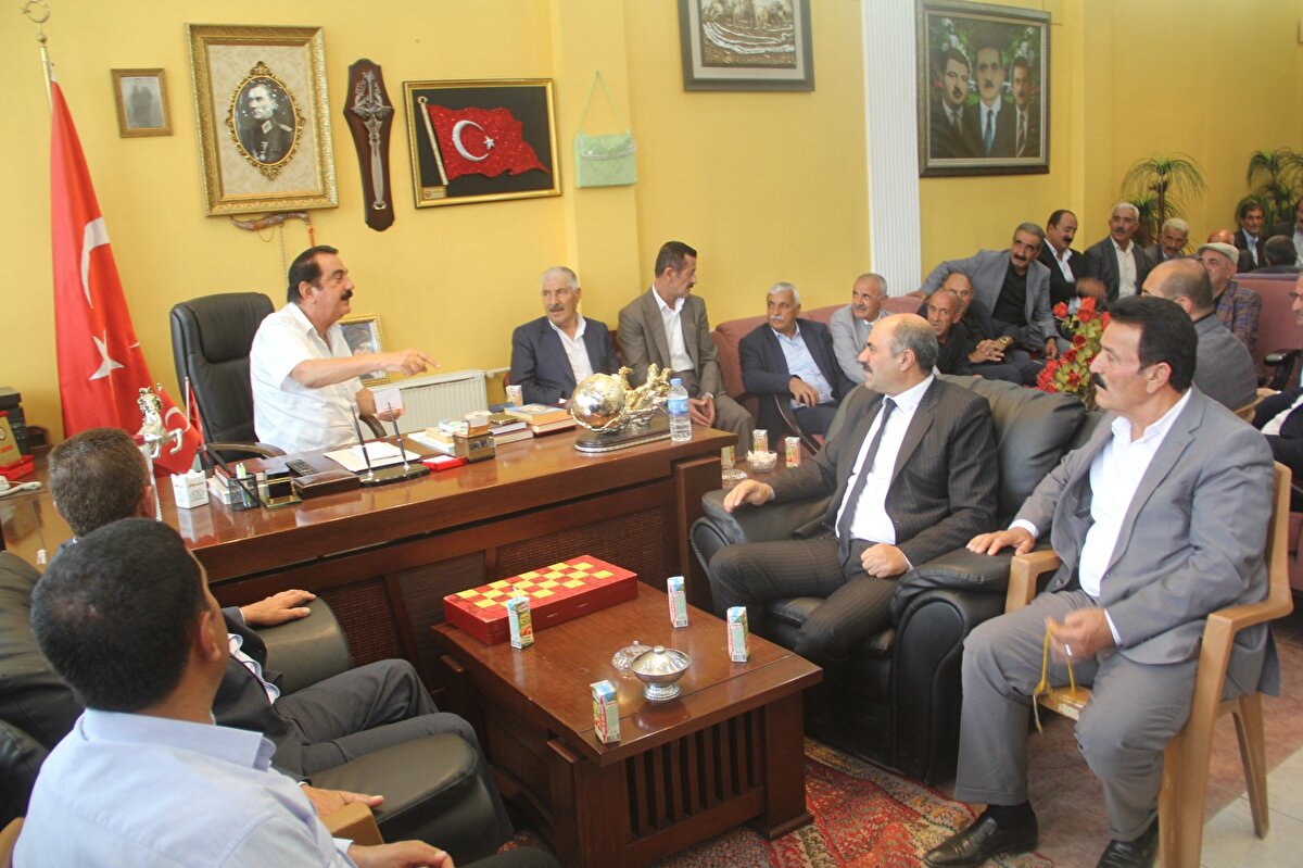 Ertuşi Aşireti Lideri İskender Ertuş, aldıkları bu kararlara uymayanların artık düğünlerine gitmeyeceklerini söyledi.<br><br>Van ve çevresinde yapılan düğün ve taziyeler aileler için masraflı olduğu için Başkale ilçesinde bulunan Ertuşi, Botan ve Merzikan aşiretlerinin ileri gelenleri, muhtarlar ve kanaat önderleri bir araya gelerek yeni kararlar aldı.