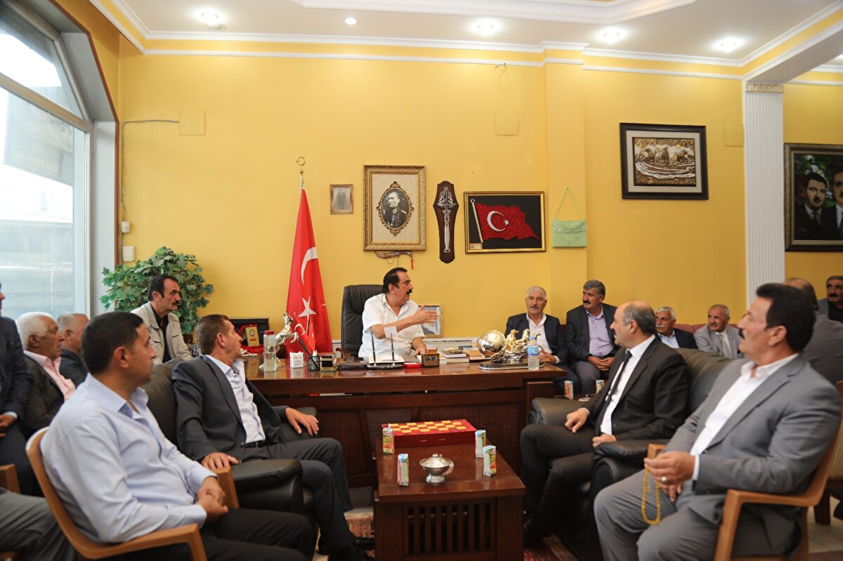 Ertuş, "Gelinlik ve kuaför olmayacak. Aşiret olarak aldığımız bu karar neticesinde kurallara uymayacak olan düğün sahiplerinin düğünlerine hiçbir şekilde katılım olmayacak. Örf ve geleneklerimizde daha önce yöresel elbiseler düğünler yapılıyordu. Atalarımızın yaptıkları gibi bizler de düğünlerimizi bu adetlere göre yapacağız. Taziyelere de düzenlemeler getirildi. Daha önce 3 gün yapılan taziyeler, bundan sonra 2 gün yapılacak ve kara bayram olarak adlandırılan adetler de kaldırıldı" dedi.