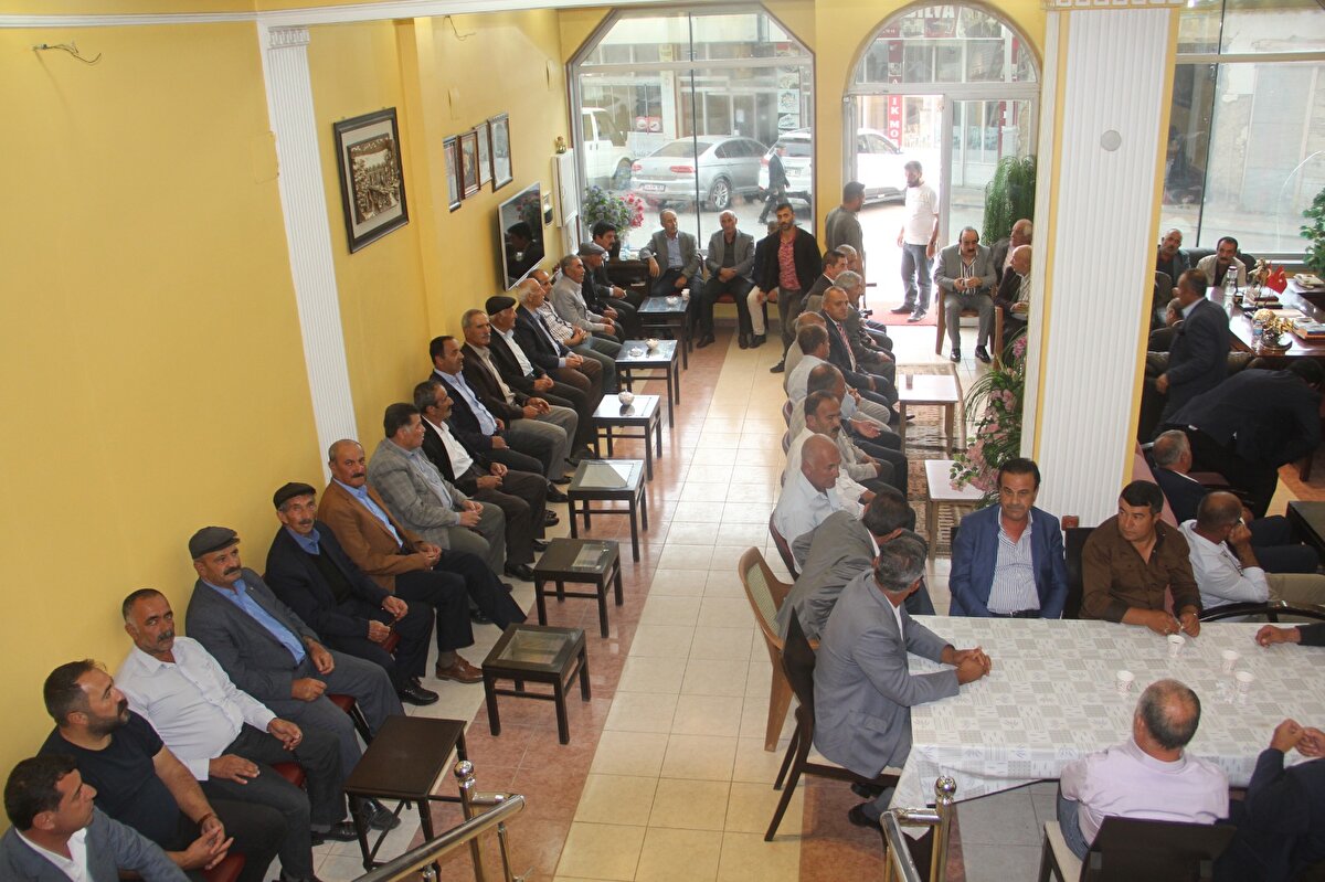 Van'ın Başkale ilçesinde bir araya gelen 3 aşiretin temsilcileri, büyük masrafın yapıldığı düğün ve taziyelerle ilgili yeni kararlar aldı. 3 gün yapılan taziyeleri 2 güne düşürdüklerini belirten aşiret mensupları, takı miktarının ilan edilmesi için masaya kurulan 'Açık mendil' geleneği yerine de 'Kapalı zarf' usulüne karar verdiklerini belirtti.