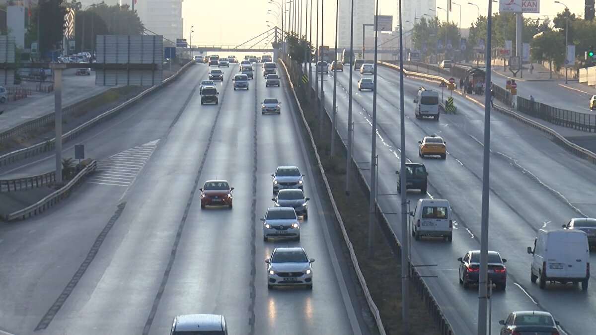 İstanbul Büyükşehir Belediyesi'nin trafik yoğunluk haritasına göre yoğunluk oranı yüzde 8 olarak ölçüldü.