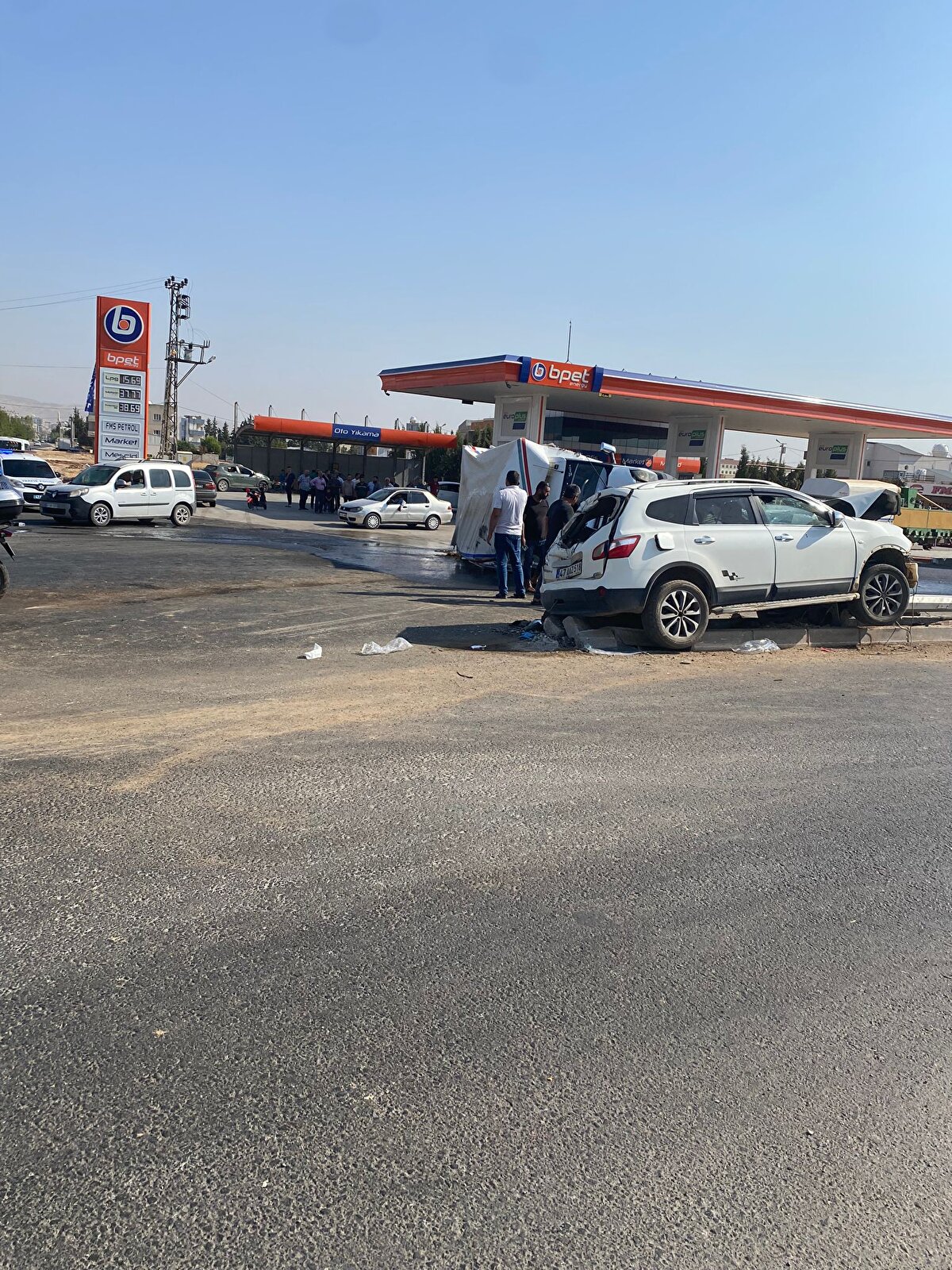 Çarpışmanın etkisiyle araçlardaki Mizgin T.(28), İdris T.(32), Nuh B. (49), Vahap B.(50) ve Rasim B.(52) yaralandı.