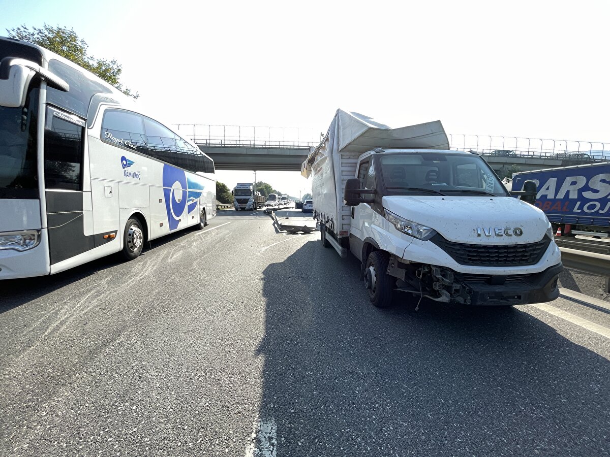 Daha sonra cip ve otomobilin de karıştığı kazada tır, refüjdeki köprü ayağına çarparak devrildi.<br>