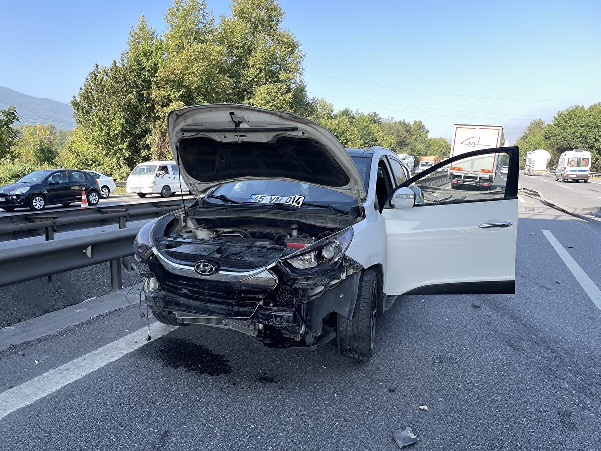 Hasarlı kaza nedeniyle otoyolun Ankara ve İstanbul istikametinde uzun araç kuyruğu oluştu.<br><br>