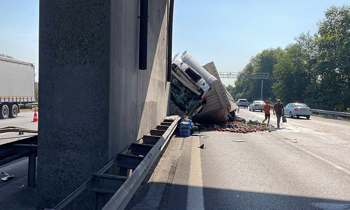 Otoyolun İstanbul istikameti Maşukiye mevkisinde, İ.K. yönetimindeki 07 BKY 52 plakalı tır, lastiğinin patlaması sonucu kontrolden çıktı.