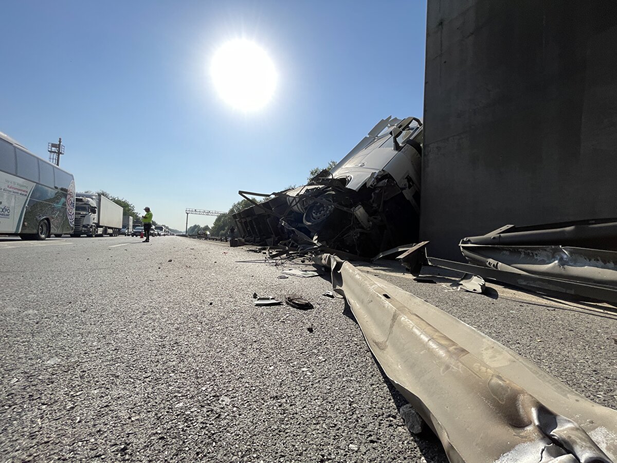 Devrilen tır, vinç yardımıyla olay yerinden kaldırıldı. Yola saçılan sebzelerin Karayolları ekiplerince temizlenmesinin ardından trafik kontrollü olarak sağlanmaya başlandı.