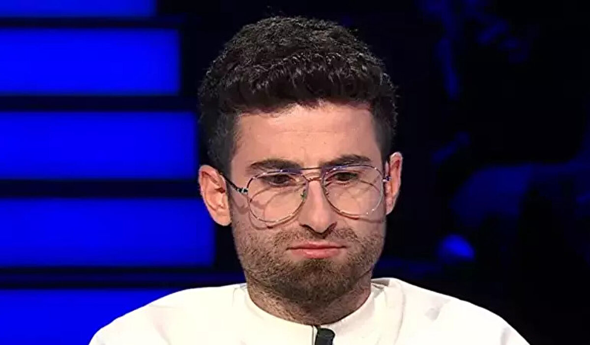 Başarılı oyuncu Kenan İmirzalıoğlu'nun sunumuyla ATV ekranlarında yayınlanan 'Kim Milyoner Olmak İster?' yarışması, sorulan sorularla ve renkli yarışmacılarıyla sık sık gündeme geliyor.