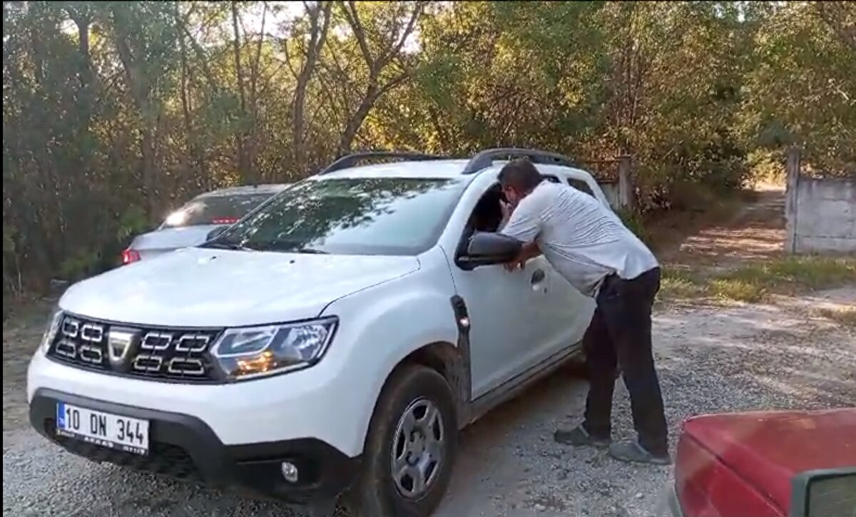 BAKIMLI VE TEMİZ HALİ DİKKATİ ÇEKTİ<br>74 gün sonra dönen 'Tina'nın bakımlı olduğu, üzerinde arazide kaldığına dair kir, toprak ve çamur gibi izlerin bulunmadığı, patilerinin ise temiz olduğu görüldü. Köpeğin yakın bölgede alıkonulurken bırakıldığı ya da kaçtığı değerlendiriliyor. Özel eğitimli olan köpeğin, karakteristik özellikleri üzerinden değerlendirme yapan, köpek eğitim uzmanlarından da destek alan ekipler, 'Tina'nın da görev alacağı bir yol haritası belirledi. Dün Berzeg'in evine gelen Balıkesir İl Jandarma Komutanlığı'na bağlı Olay Yeri İnceleme ekipleri, köpeğin fotoğraflarını çekip, parmak izine ulaşılması için tasma üzerinde incelemeler yaptı.