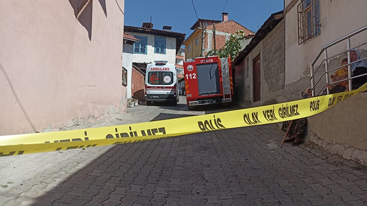 Evi tahliye edip, çevresine güvenlik şeridi çeken ekipler, iş makineleri ile kazı çalışması başlattı. 2,5 saat boyunca süren çalışmada herhangi bir bulguya ulaşılamadı. 