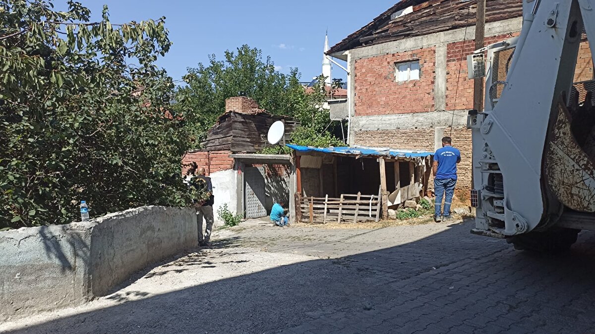 Kızı Sebahat O., gideri tamir ettirmek istedi. Annesi Fatma O., babasının bahçeye el bombası gömdüğünü belirterek müsaade etmedi. Sebahat O.'nun ihbar üzerine sabah saatlerinde çok sayıda polis, itfaiye, elektrik ve doğal gaz idaresi ekibi adrese sevk edildi. 
