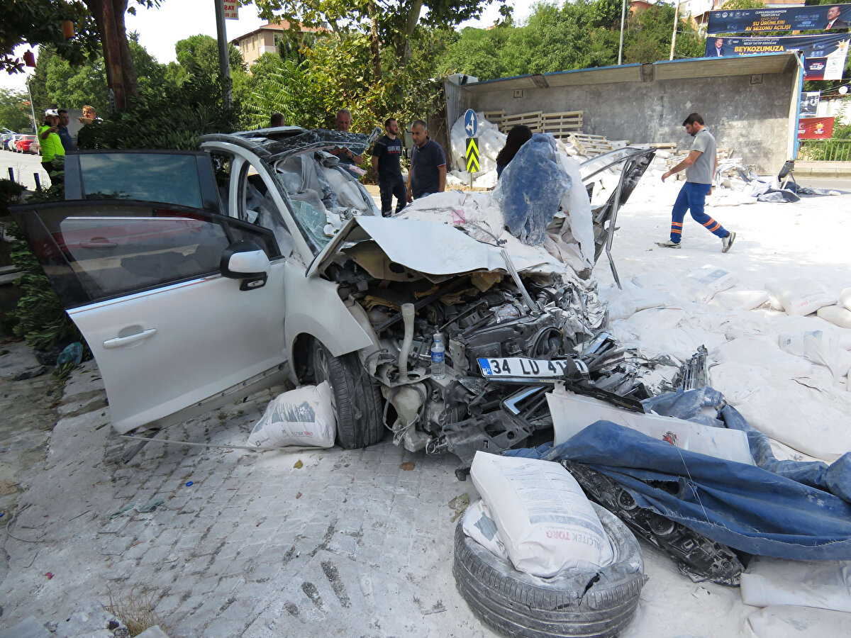 Görgü tanığı Bülent Özgür, "Kamyon yukarıdan geliyordu, 3 arabaya çarptı. Ben arabayı hemen kenara çektim kurtardım kendimi. Buradaki 5 yaralıda bu arabadan çıktı. 2 kişiyi sıkıştığı yerden itfaiye kurtardı" diye konuştu. Başka bir görgü tanığı Recep Bilgin ise, "Gürültüye koştuk, ortalık toz duman olmuştu. Duyduğum kadarıyla yukarıdan aşağıya kadar sürüklemiş. Kamyonun freni mi boşalmış öyle bir durum var. Yaralılara yardım ettik. Yukarıda birkaç araca daha çarpmış" dedi.<br>Polis kazayla ilgili çalışma başlattı.