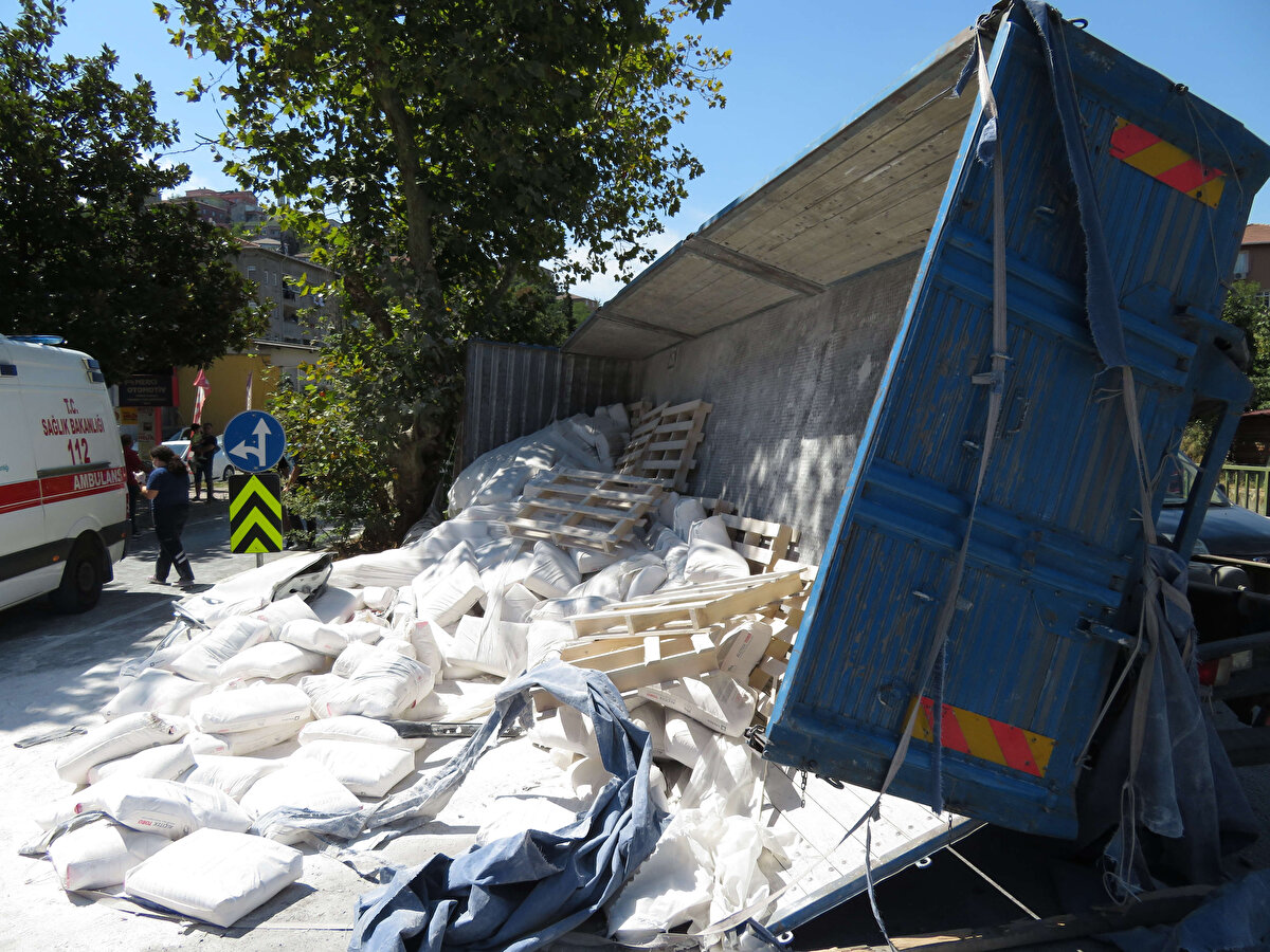 KAZADA 7 KİŞİ YARALANDI<br>Kazada sürüklenen otomobildeki 5 kişi ve diğer iki otomobildeki birer kişi yaralandı. 2'si ağır toplam 7 kişinin yaralandığı kazayı, kamyon sürücüsü yara almadan atlattı. 7 yaralı, ambulanslarla hastaneye kaldırıldı.