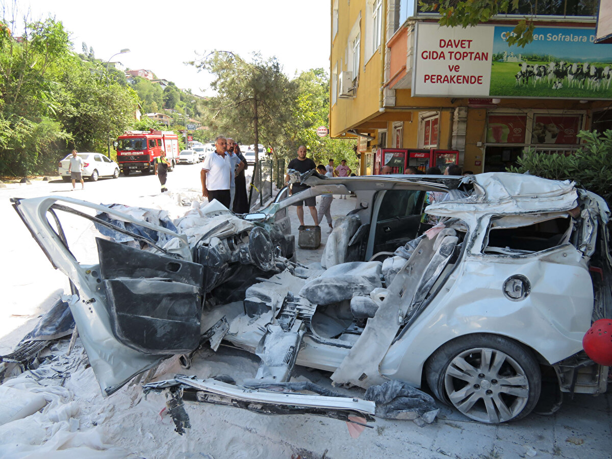 Beykoz'da sürücüsünün kontrolünü kaybettiği alçı yüklü kamyon, seyir halindeki 3 otomobile çarptı. Çarptığı otomobillerden birini de sürükleyen kamyon yan yattı. Kazada 2'si ağır 7 kişi yaralandı. <br><br>