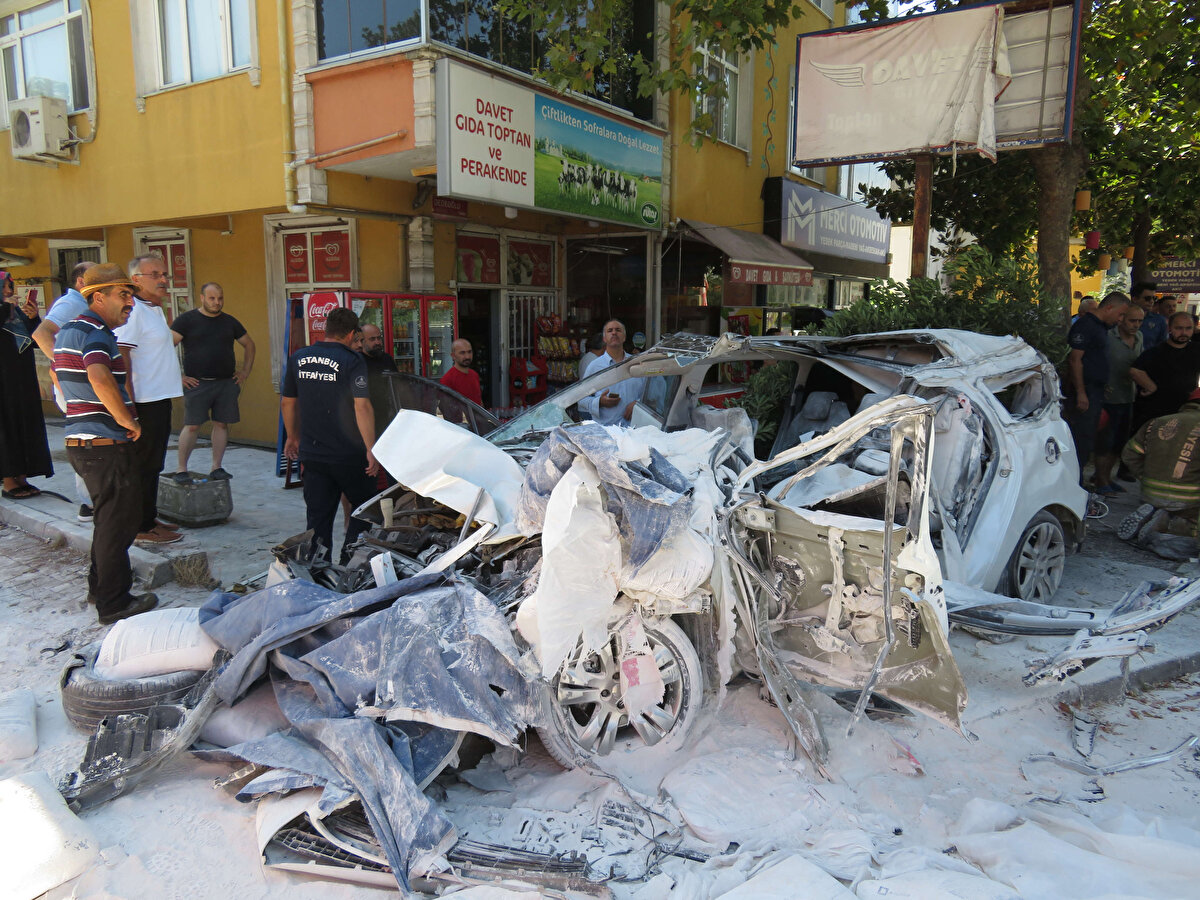 Kamyon, önce 34 NT 4531 plakalı otomobile, ardından da 34 FIG 352 plakalı başka bir otomobile çarptı. 2 araca çarptıktan sonra savrulan kamyon, içinde 5 kişinin bulunduğu 34 LU 4181 plakalı otomobile çarparak metrelerce sürüklendi.