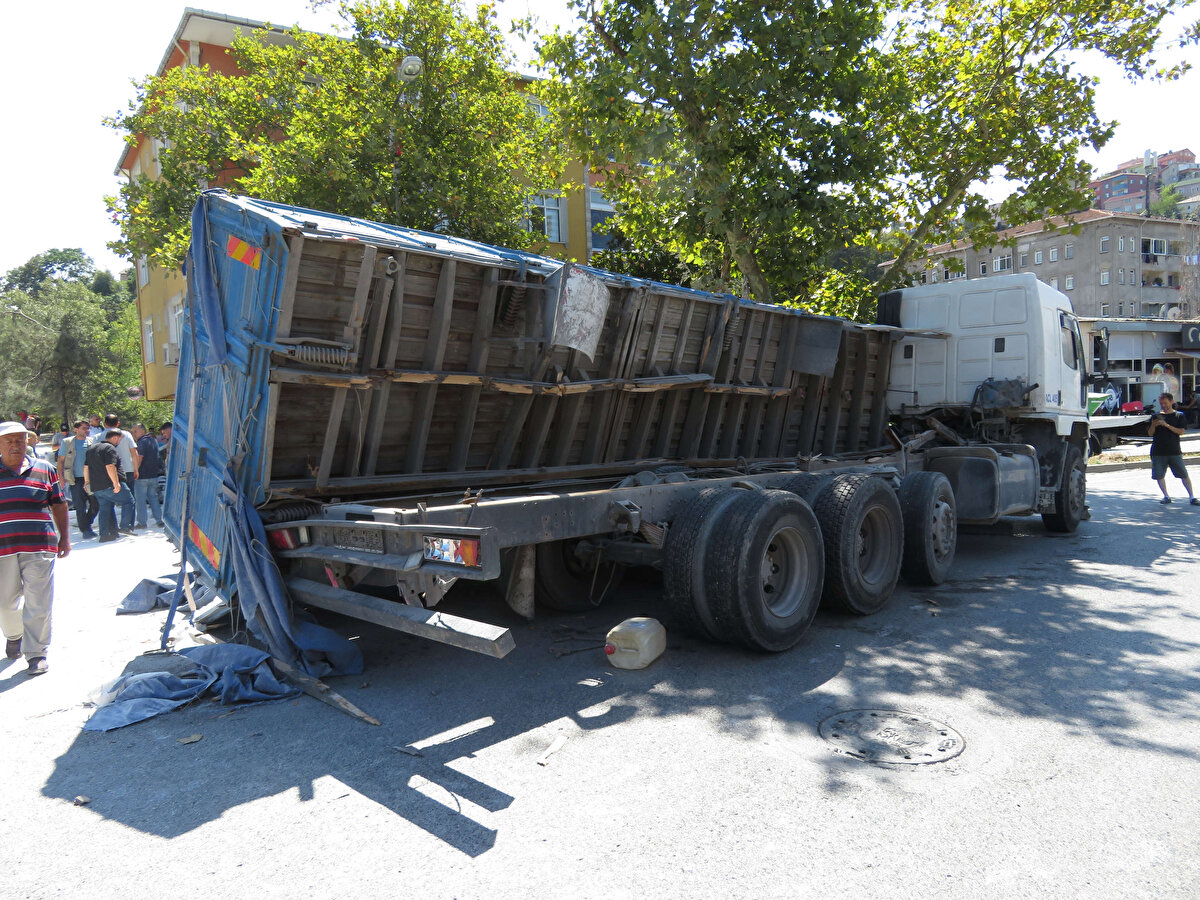 Kamyon, kasasının devrilmesi sonucu durabildi. Kazayı görenlerin haber vermesiyle olay yerine çok sayıda polis, itfaiye ve sağlık ekibi sevk edildi. <br>