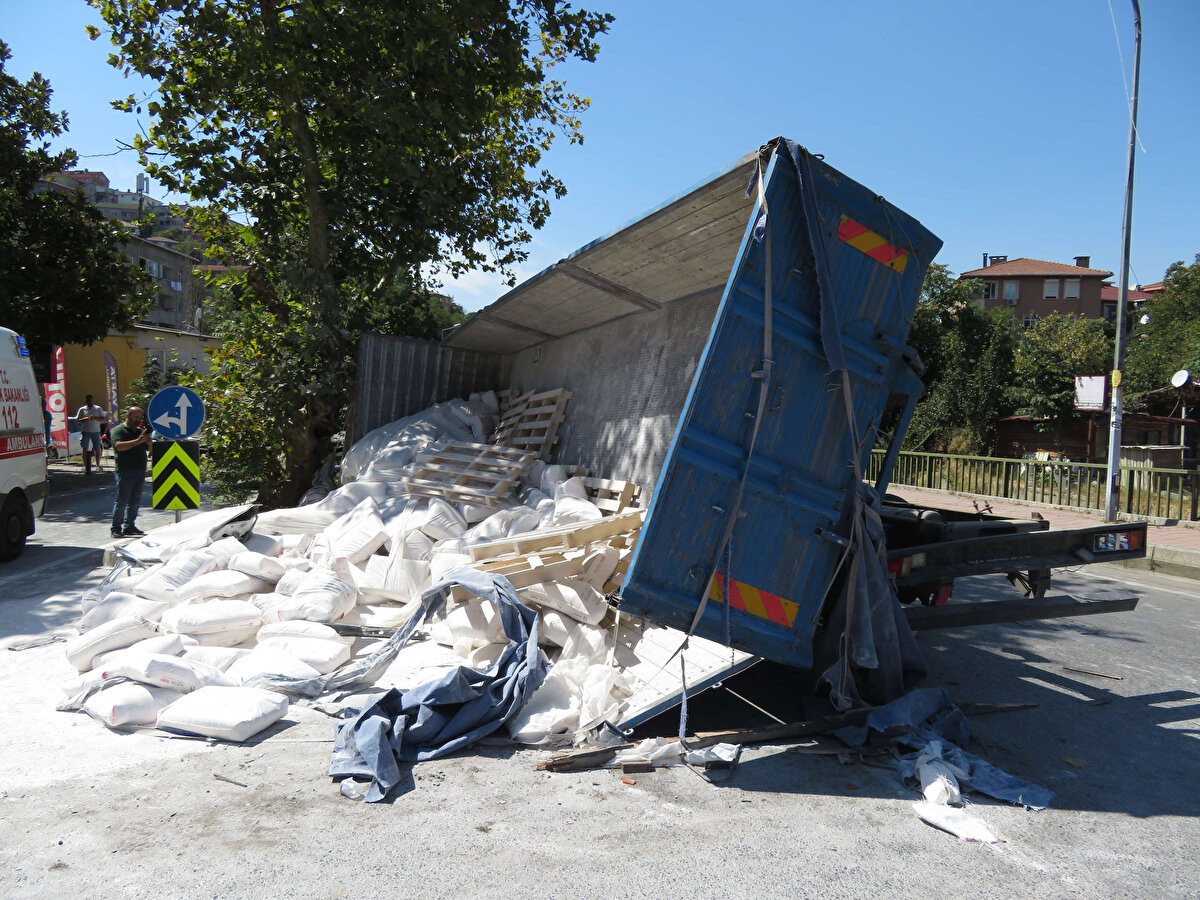 Kaza, saat 13.00 sıralarında Çubuklu Mahallesi Kiremitdere Caddesi'nde meydana geldi. İddiaya göre, caddede ilerleyen Ercan Şahin kullandığı 48 ACL 405 plakalı alçı yüklü kamyonun direksiyon hakimiyetini kaybetti.