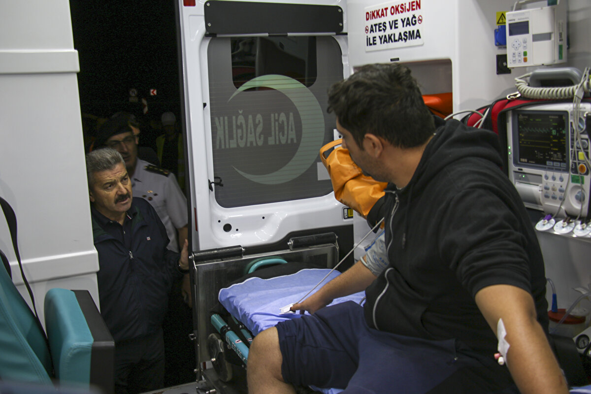 Ergün, sözlerini şöyle sürdürdü:<br><br>"Yaralı vatandaşlarımızı da Uşak Eğitim ve Araştırma Hastanesi'ne ve Banaz, Afyonkarahisar, Dumlupınar'daki hastanelere sevk ettik. Bizi şu anda sevindiren dediğimiz gibi herhangi bir can kaybının olmaması. İnşallah ağır yaralı olan arkadaşımız da bir an önce sağlığına kavuşur, şifasını bulur. Bunun dışında olayla ilgili adli soruşturma başlatıldı. Olayın sebebi ve sonuçları soruşturma sonucunda ortaya çıkar."<br><br>Ergün, buradaki incelemelerinin ardından Uşak Eğitim ve Araştırma Hastanesi'nde tedavi altına alınan yaralıları ziyaret etti.<br>