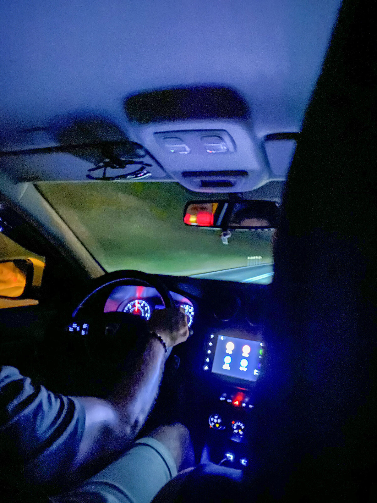 Taksimetrenin kartvizit ile kapalı olduğu ve 80 lira tutan yolculuğa 120 lira istendiği bir yolcu tarafından cep telefonu kamerasıyla kaydedildi.<br><br>​Görüntülerde; taksi şoförü, taksimetre açılmadığını belirtip, belirlenen sabit fiyatları söylüyor.<br><br>Şoför, merkezden 1,5 kilometre uzaklıktaki mesafe için 200 TL, 3 kilometre mesafedeki Çukurbağ Yarımadası'nın girişi için 250 TL istendiğini söyledi.