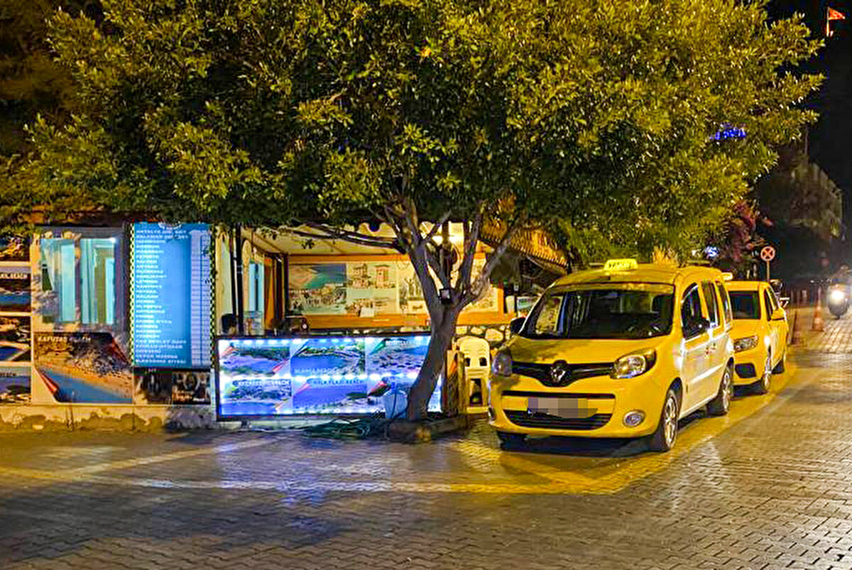 Kaş'taki tek taksi durağı ile yapılan ve kaydedilen telefon görüşmesinde ise görevli, Kaş merkezdeki bir otelden 5,5 kilometre uzaktaki otogara 250 liraya götürüldüğünü, taksimetre açılmadığını söyledi.<br><br>