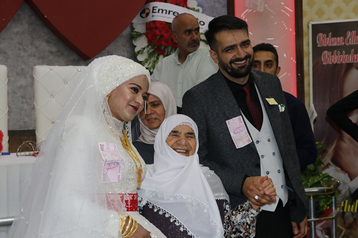 Bir süre daha Hindistan'da yaşayacaklarını dile getiren Kaya, şöyle konuştu:<br><br>"Kültür konusunda çok sıkıntı yaşamadık. Çünkü Türk dizileri Hindistan'da da revaçta. Hatta benimle tanışmadan önce çiğköfte ve lahmacun gibi yemekleri biliyorlarmış. Tanıştıktan sonra alışmaları çok uzun sürmedi. Özellikle baharatlı yemeklerimizi çok beğeniyorlar."<br><br>Yazılım mühendisi Priyanka Thangaraju da Kaya ile hayatını birleştirdiği için çok mutlu olduğunu dile getirdi.