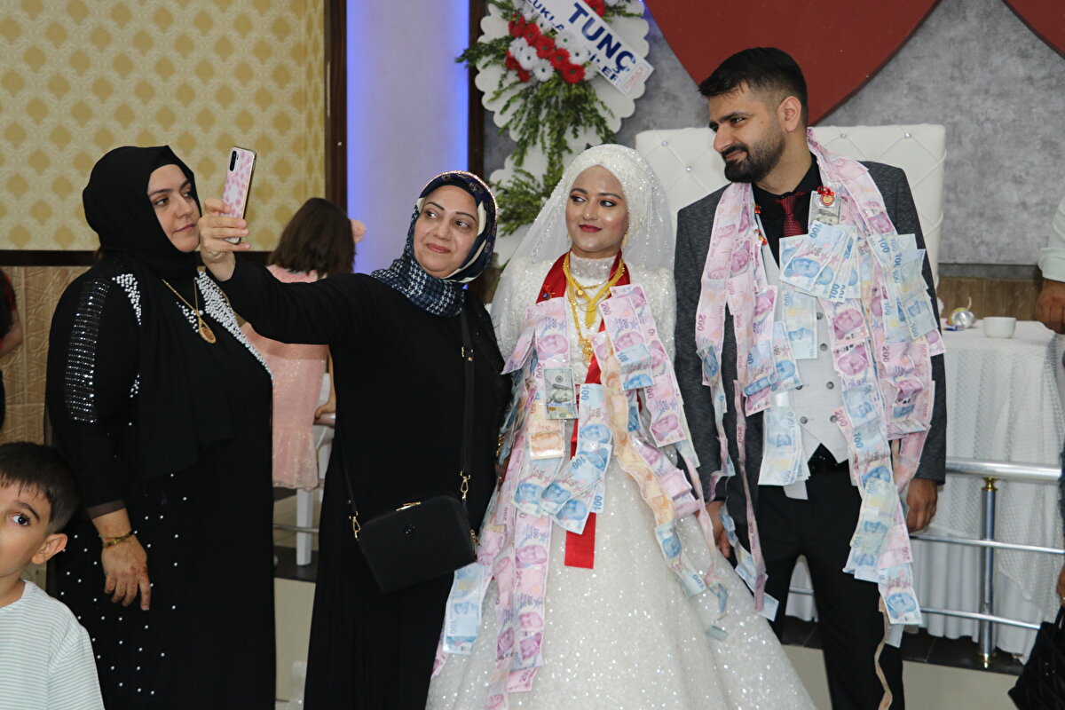 Yüksek lisansı bitirdikten sonra da Hindistan'da kaldığını belirten Kaya, bu arada bir arkadaş vesilesiyle Priyanka ile tanıştığını kaydetti.<br><br><br>