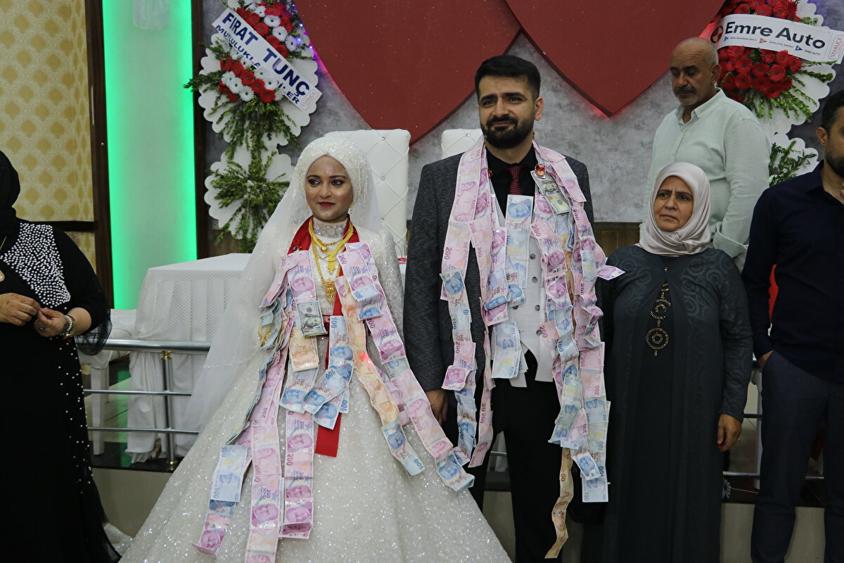 Kaya, Hindistan'da bir hafta önce Hint gelenek ve göreneklerine göre düğün yaptıklarını dile getirerek, ikinci düğünü Batman'da yaptıklarını kaydetti.<br><br>