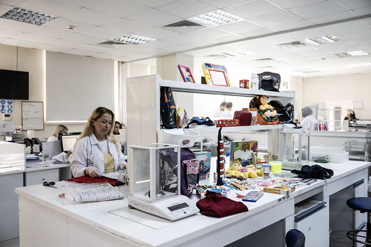 <br>CE belgesi olmayan, tabiri caizse merdiven altı dediğimiz ürünler uygunsuz, dikkat edilmesi gereken ürünler. Çünkü CE belgesi olduğu zaman o standartlara bakılmış olması gerekiyor. Onun dışında yaş aralığına da dikkat edilmesi gerekiyor. Mutlaka satın aldığı yerin isminin belirtilmesi gerekiyor ki bu takip olasılığı çok önemli. Takibini yapması, nereden aldığını iyi biliyor olması lazım."<br>