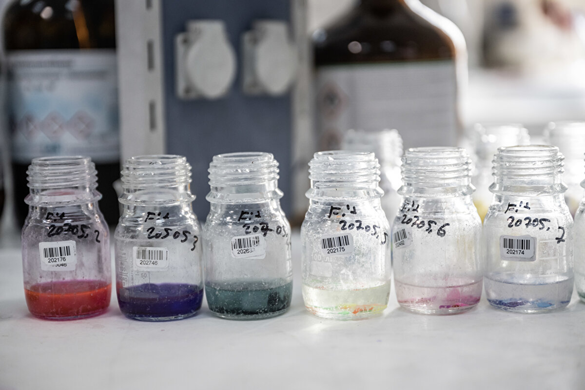 Üzerinde CE belgesi olmayanları tavsiye etmiyoruz. Üründe CE belgesi olmak zorunda, yaş grubunun mutlaka olması gerekiyor. 0-3 yaş aralığı mıdır, 3-7 yaş aralığı mıdır mutlaka belirtilmesi gerekiyor. Dolayısıyla ürünün fiziğinin dışında ambalajlardaki yazılara da dikkat ediyoruz. Ürünlerde neler çıkabilir? Azo boyar madde dediğimiz, kanserojen bir madde ve çocuğun kendi kullanımına ait. Giydiği giysiden, kullandığı çantadan, kalemden, silgiden, renklendiricilerden direkt kendisine aldığı, kanserojen etkisi olan bir zararlı kimyasal. Ftalatlar da bir ürünün özellikle plastiğin yumuşatılmasında kullanılan bir madde. Bunların hepsinin belli bir limiti var. Eğer limit üstünde kullanıldığını tespit edersek cihazlarımızda bunlar zaten otomatik hemen çıkabiliyor, bu hem çocuğa hem çevresine de zararlı."