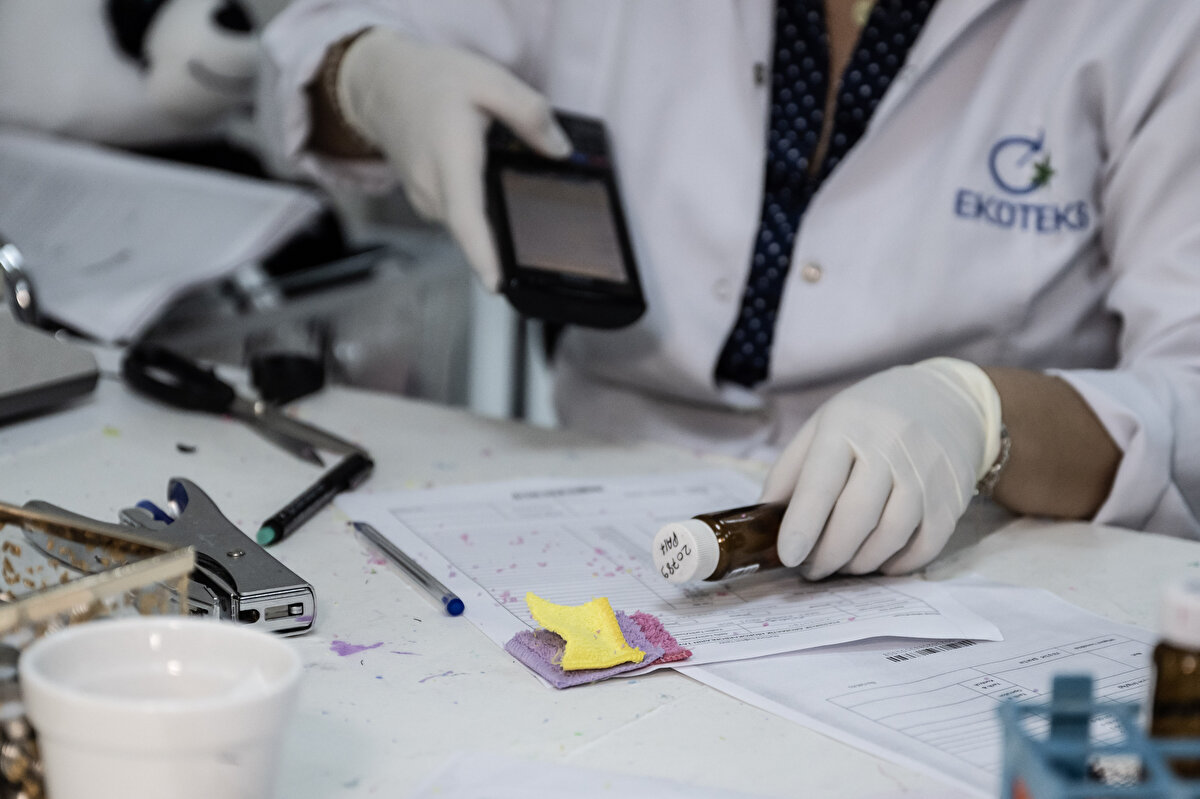 Denetimlerde çıkan sonuçları Ticaret Bakanlığı'nın çok şeffaf şekilde tüketici ile paylaştığını ifade eden Özdemir, nereden alındığı, sonucun ne çıktığı ve ürünün neden güvensiz olduğu gibi tüm bilgilerin "www.guvensizurun.ticaret.gov.tr" adresinden erişilebilen "Güvensiz Ürün Bilgi Sistemi" aracılığıyla açıklandığını bildirdi.<br>