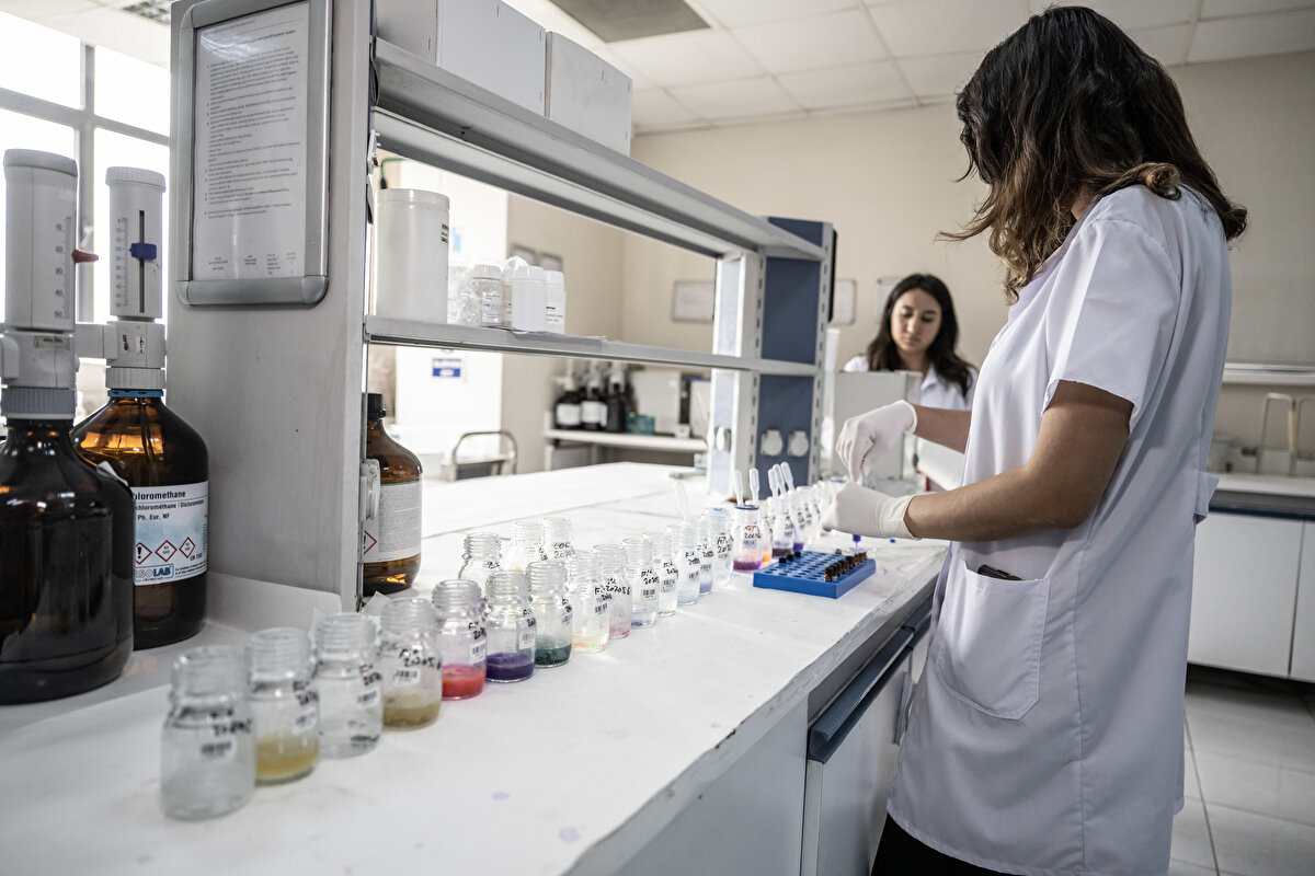 "Kırtasiye malzemelerinin no-name ya da merdiven altı tabir ettiğimiz yerlerden alınmaması gerekiyor"<br><br>Çocukları korumanın yanı sıra velilere de bu denetimlerin bir mesaj verdiğini belirten Özdemir, "Kırtasiye, kırtasiyeciden alınır. Kırtasiye malzemelerinin no-name ya da merdiven altı tabir ettiğimiz yerlerden alınmaması gerekiyor. Çocuklarımızı korumak adına kanserojen etkisi olan, çocuğun yaşına göre kullanımı uygun olmayan ve herhangi bir standarda uygun olduğu CE belgesiyle sabitlenmeyen ürünleri almamak lazım." ifadelerini kullandı.