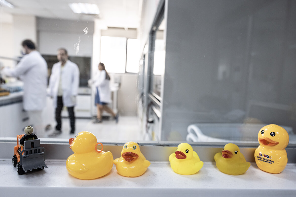 "Cicili bicili çantaların kontrolü mutlaka yapılmalı"<br><br>Ekoteks Laboratuvarı Yönetim Kurulu Başkanı Özdemir, suistimale en fazla açık ürünlere ilişkin şu değerlendirmelerde bulundu:<br><br><br>"Bir kere cicili bicili çantaların kontrolü mutlaka yapılmalı. Çünkü üzerinde baskılar olduğunda ftalatı tetiklemiş oluyor ve çocuk elmasını, su kabını bunun içine koyuyor. Su kapları, yemek kapları, çantalar çocukların en çok kullandığı şeyler... Kalemler, silgiler, yani çocuğun aslında bütün malzemelerine dikkat etmesi gerekiyor. Bazen velilerimiz ekonomik buluyor, gidiyor ucuz alıyor ama işte, çocuklar açısından tehlikeli olabiliyor. Velilerimizin CE belgesine özellikle dikkat etmesi gerekiyor."