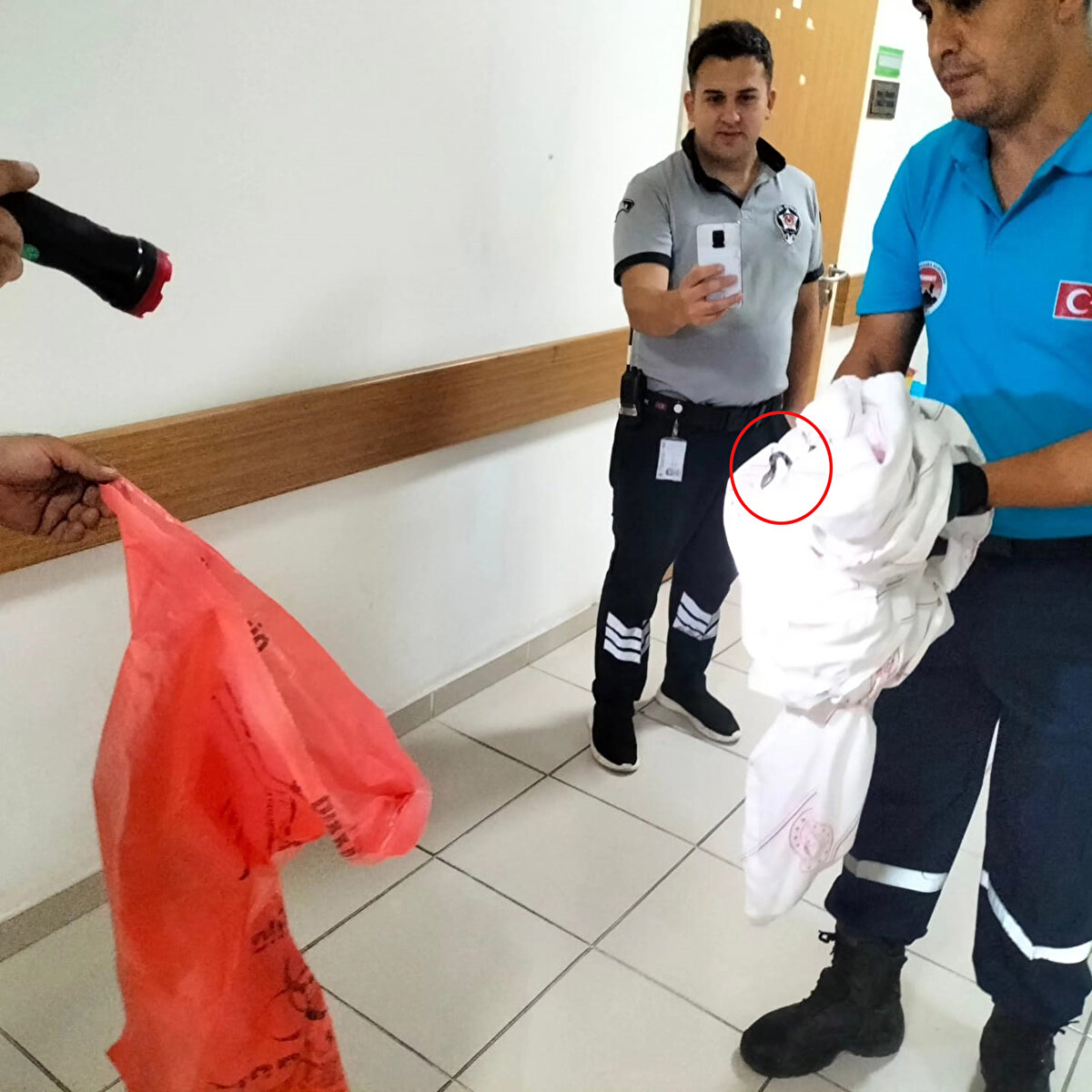 Ekip üyeleri, aynı zamanda 112 Acil Çağrı Merkezi'ne de ihbarda bulundu. Ekipler, 4 saatlik çalışmanın ardından yılanın yerini tespit etti. Ekibin yakalayıp çuvala koyduğu yılan, hastaneden çıkarıldı.