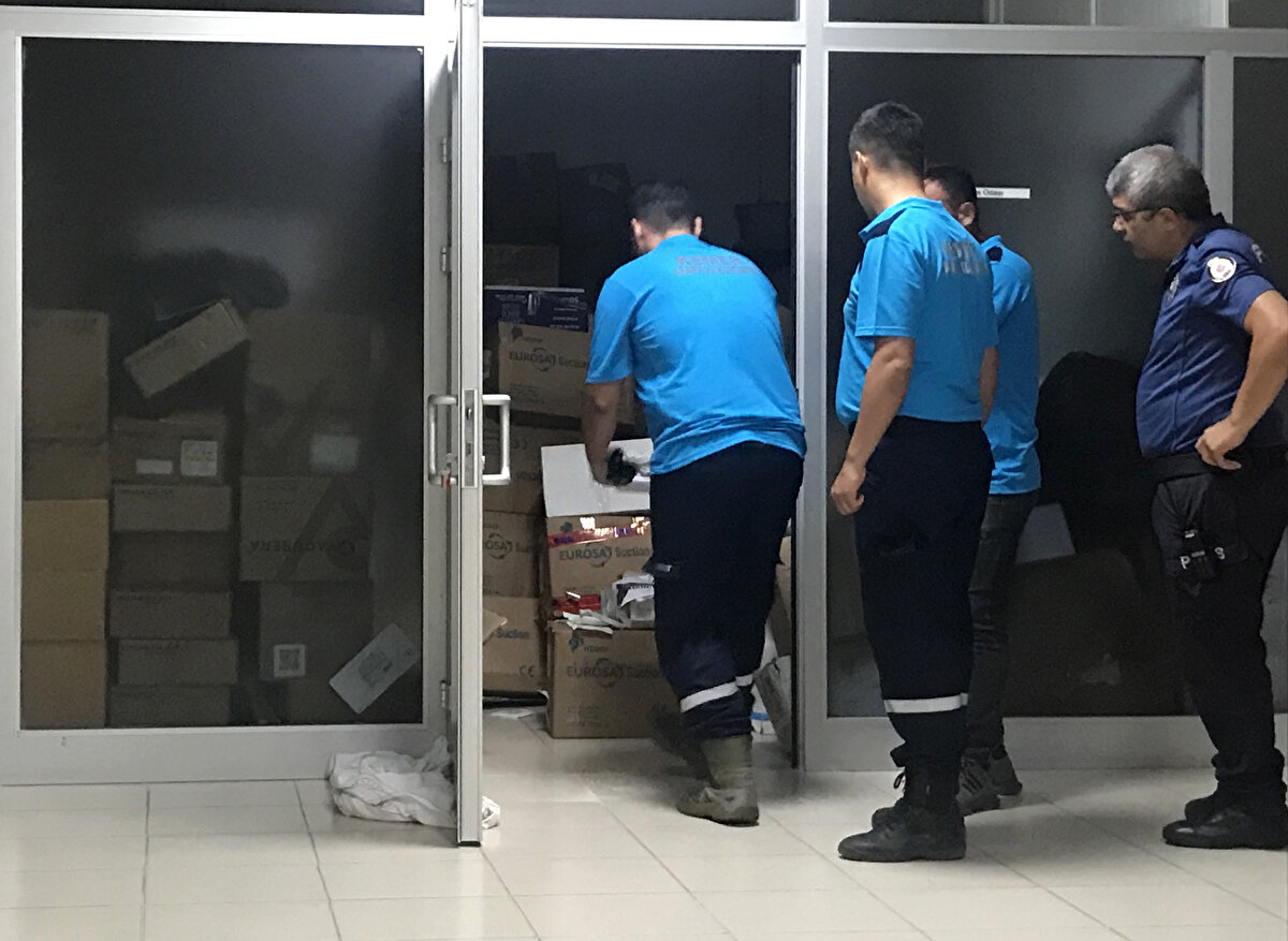 Daha önce Antalya İl Jandarma Komutanlığı, Jandarma Arama Kurtarma'dan (JAK), hayvan arama kurtarma eğitimi alan ekip üyesinin de bulunduğu 4 kişi, hastaneye gelip yılanı aradı.