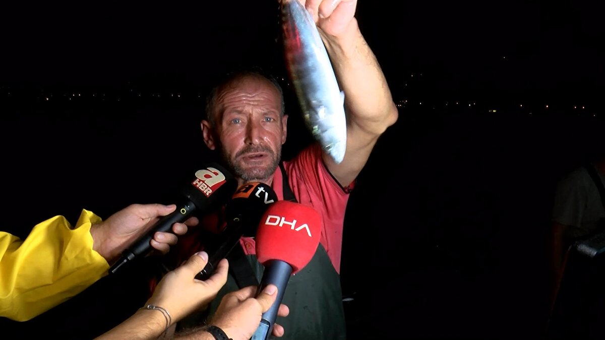 Erdoğan, balıkçılara "Değerli kardeşlerim 'vira bismillah' dedik. Bu balık sezonumuz sizler için, milletimiz için bol bereketli olsun inşallah. Ya Allah bismillah." dedi.<br><br>Cumhurbaşkanı Erdoğan'a telsizle yanıt veren balıkçılar da temennileri için kendisine teşekkür etti.