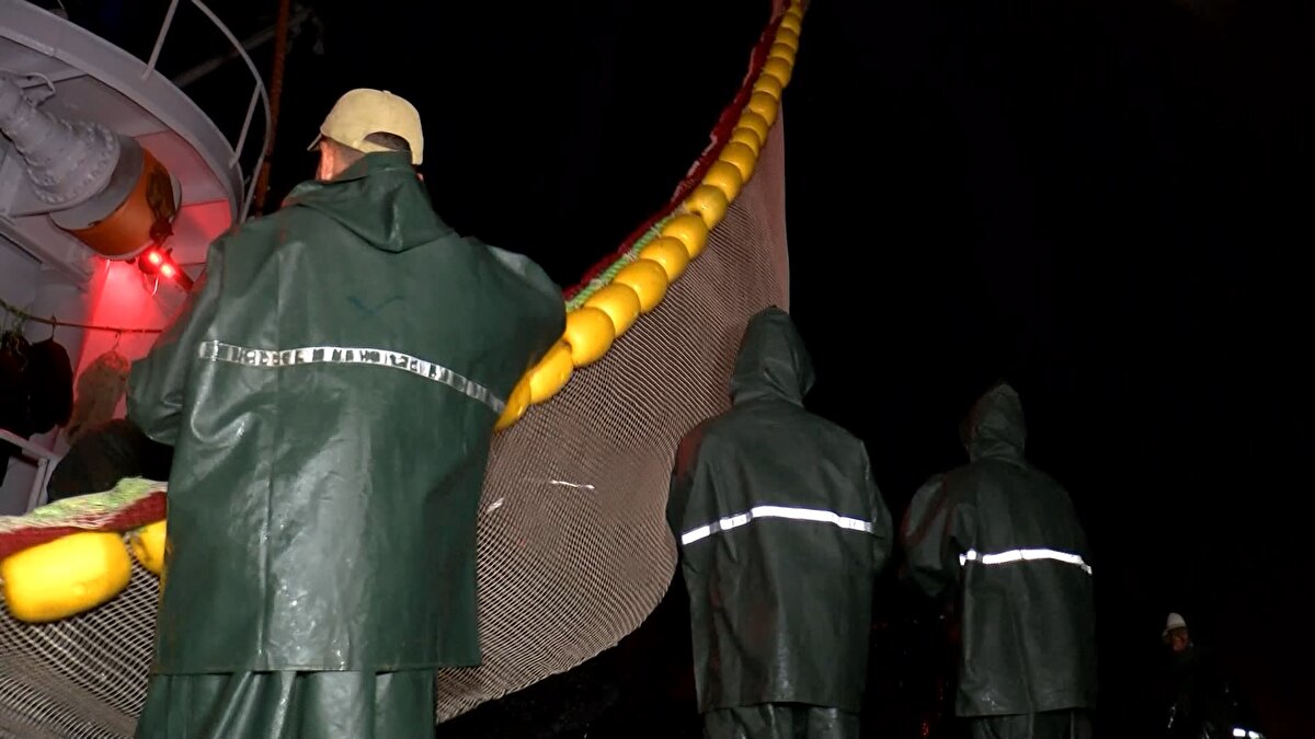 Cumhurbaşkanı Recep Tayyip Erdoğan, Poyrazköy'de bindiği balıkçı teknesinden, av sezonunun başlamasıyla denize açılan balıkçılara telsizden seslenerek, bereketli bir dönem olması temennisinde bulundu.<br><br>Cumhurbaşkanı Erdoğan, Poyrazköy'deki 2023-2024 su ürünleri av sezonu açılışında yaptığı konuşmanın ardından bir balıkçı teknesine geçti.<br><br>Balıkçılarla bir süre sohbet eden Cumhurbaşkanı Erdoğan, daha sonra dümene geçerek denize açılan diğer balıkçılara telsizden seslendi.