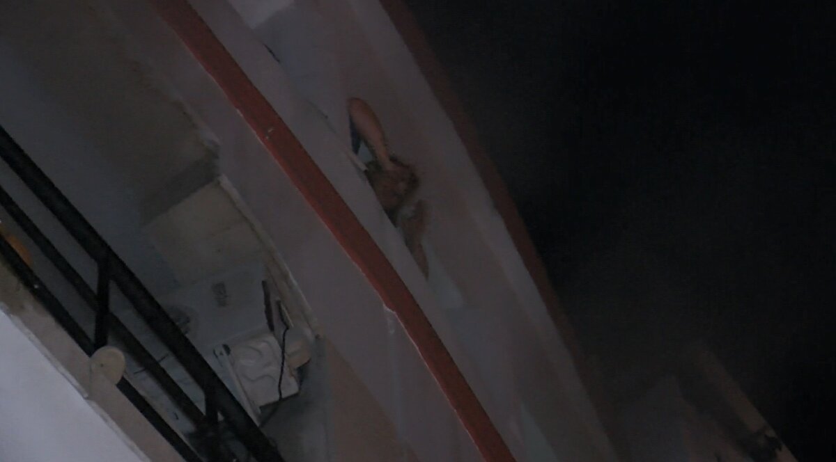 O anlara tanıklık eden Selçuk Çelik, "Elektrik panosundan yangın çıkmış. Otelde kalan turistler yarım saattir bağırıyordu. Epey duman vardı. İtfaiye kurtarmakta zorluk çekti. Ama sanırım şu an hepsini kurtardılar. Turistlerin hepsi çok korkmuştu. Kurtarılması zordu çünkü bir tane kurtarıcı araç vardı. Hepsi bağırıyordu zaten çoğuna biz yardımcı olduk, çıkanlara su falan verdik" şeklinde konuştu.