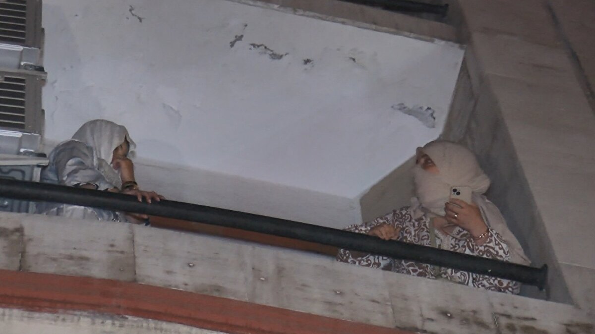 Olay yerine sevk edilen itfaiye ekipleri merdiven aracı yardımıyla, odalarda mahsur kalan turistleri pencere ve balkonlardan tahliye etti. Kurtarılmayı bekleyen turistlerin yaşadığı korku ve panik ise kameralara yansıdı. İtfaiye ekiplerinin kurtardığı kişiler valizlerini ve eşyalarını da yangından kurtarmaya çalıştı.