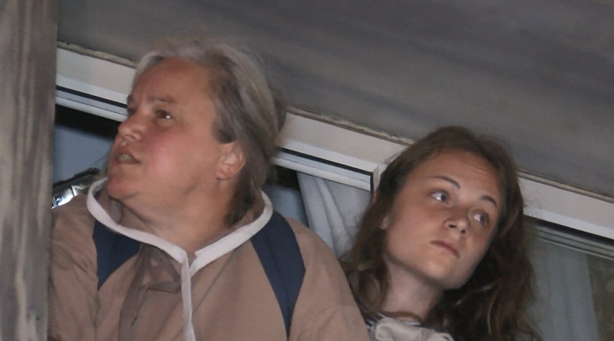 Elektrik tesisatını saran yangın nedeniyle otelin içerisi kısa sürede dumana boğuldu. Yoğun dumanın da etkisiyle otelde konaklayanlar odalarından çıkamadı. İhbar üzerine olay yerine çok sayıda itfaiye, polis ve sağlık ekibi sevk edildi.