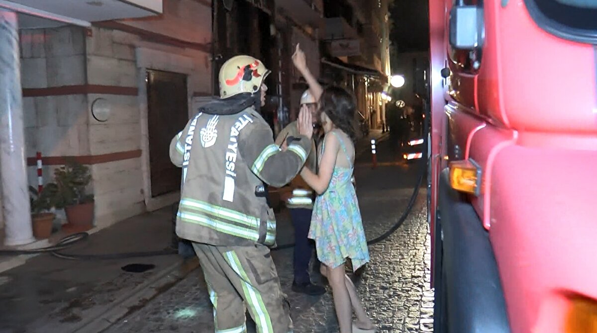 İtfaiyenin çalışması esnasında otele geri girmeye çalışan Moldovalı bir adamı ise kızı çığlık çığlığa vazgeçirdi.<br><br>