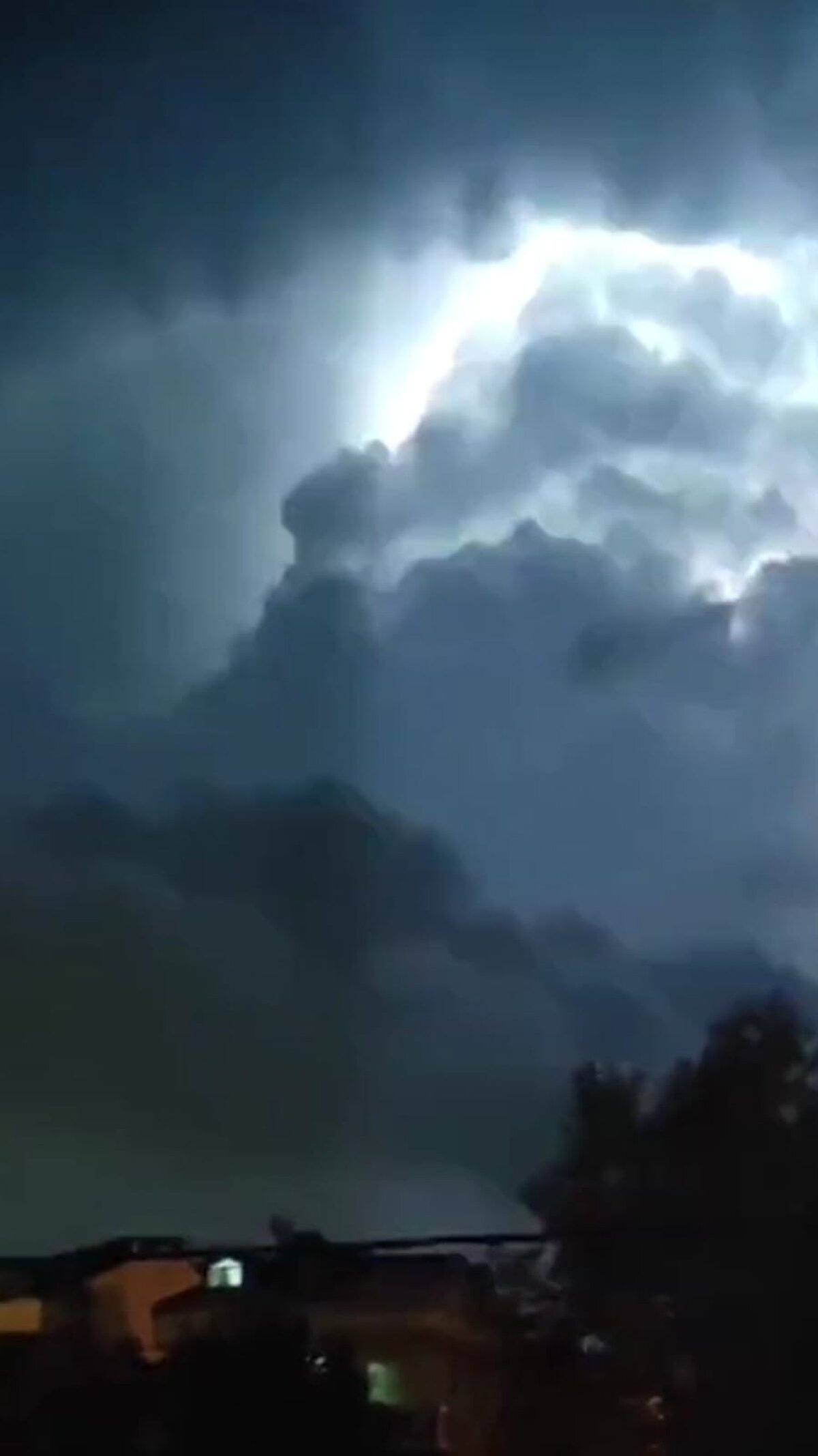 BİR UYARI DA VALİLİK'TEN<br>İstanbul Valiliği beklenen yağışlar nedeniyle vatandaşları uyardı. Yapılan uyarıda, “Yarın (Cuma) sabah saatlerinden itibaren İstanbul'un boğaz kesimi ve doğusu ile Kocaeli ve Sakarya çevrelerinde beklenen gök gürültülü sağanak yağışların yerel kuvvetli olacağı tahmin ediliyor. Yağışların öğle saatlerinde etkisini kaybetmesi bekleniyor. Dikkatli ve tedbirli olunmalıdır." denildi.