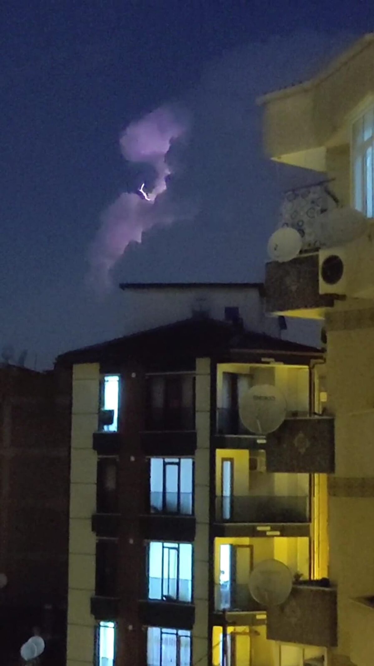 Genellikle yağış öncesi kuru havalarda görülen elektrik fırtınası, bazı vatandaşları korkuttu.